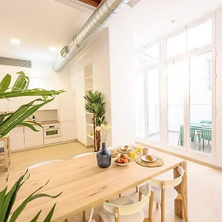 Modern 3 Bedroom, Center With Patio & High Ceilings By 10tosea