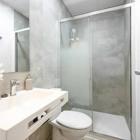 Modern 3 Bedroom, Center With Patio & High Ceilings By 10tosea