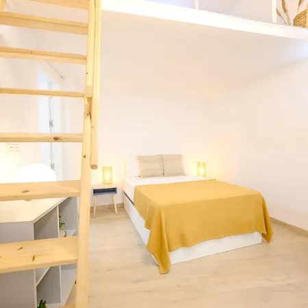 Modern 3 Bedroom, Center With Patio & High Ceilings By 10tosea * Malaga