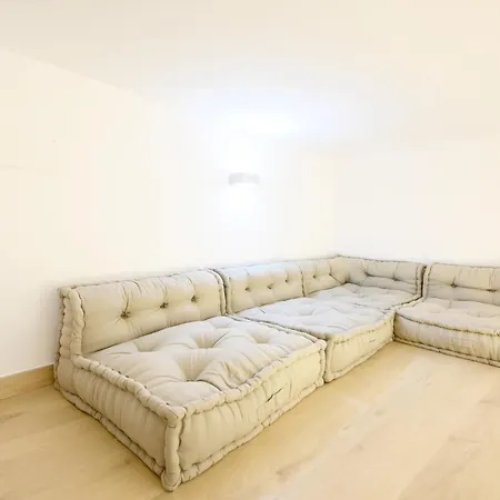 Modern 3 Bedroom, Center With Patio & High Ceilings By 10tosea Apartment Malaga