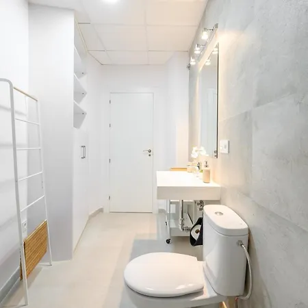 Modern 3 Bedroom, Center With Patio & High Ceilings By 10tosea * Malaga