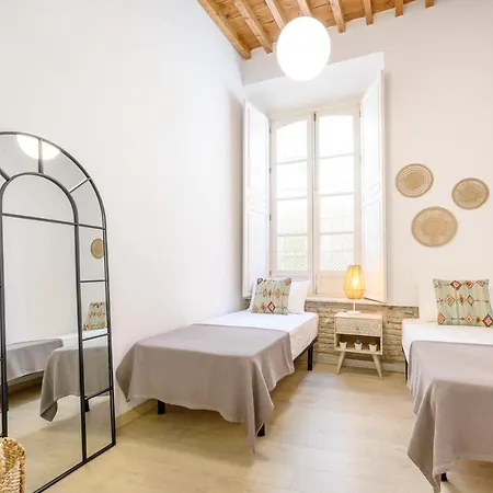Apartment Modern 3 Bedroom, Center With Patio & High Ceilings By 10tosea *