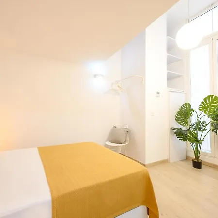 Modern 3 Bedroom, Center With Patio & High Ceilings By 10tosea *