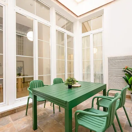 Modern 3 Bedroom, Center With Patio & High Ceilings By 10tosea