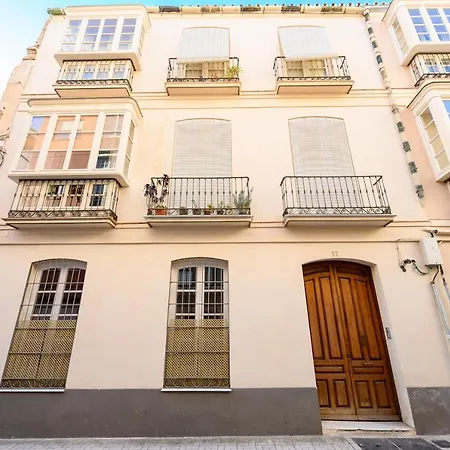 Modern 3 Bedroom, Center With Patio & High Ceilings By 10tosea Apartment *