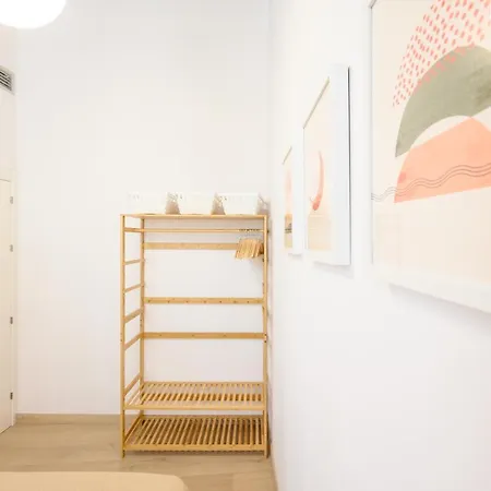 Apartment Modern 3 Bedroom, Center With Patio & High Ceilings By 10tosea *
