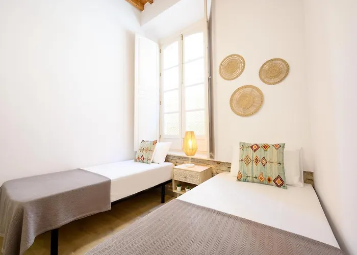 Apartment Modern 3 Bedroom, Center With Patio & High Ceilings By 10tosea