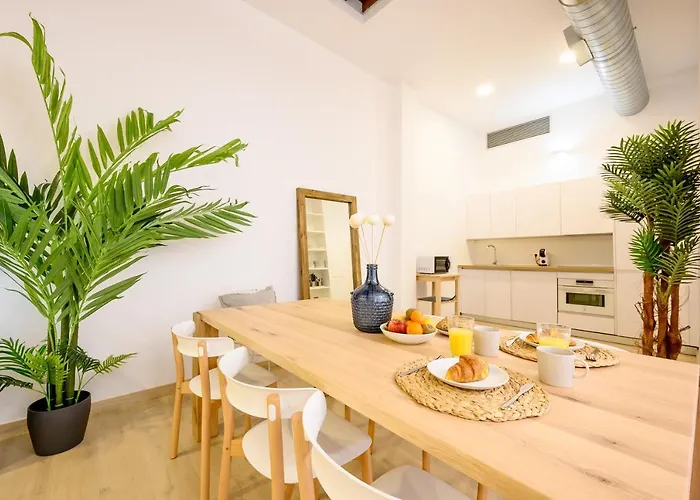 Modern 3 Bedroom, Center With Patio & High Ceilings By 10tosea *
