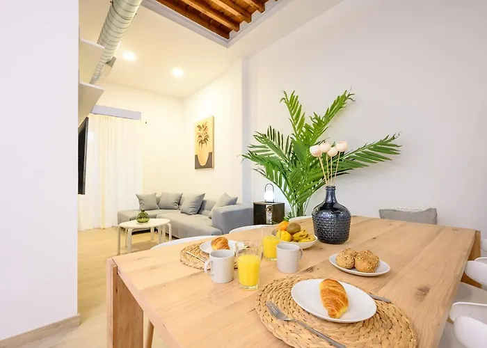 Modern 3 Bedroom, Center With Patio & High Ceilings By 10tosea Apartment Málaga