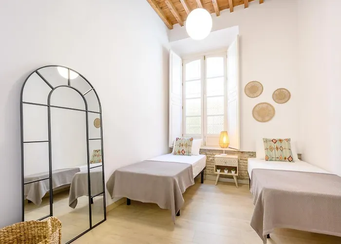 Apartment Modern 3 Bedroom, Center With Patio & High Ceilings By 10tosea *