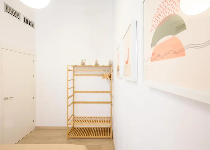 Apartment Modern 3 Bedroom, Center With Patio & High Ceilings By 10tosea *