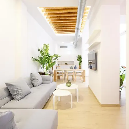 Modern 3 Bedroom, Center With Patio & High Ceilings By 10tosea Appartement