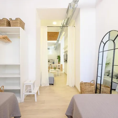 Modern 3 Bedroom, Center With Patio & High Ceilings By 10tosea *