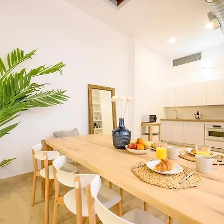 Modern 3 Bedroom, Center With Patio & High Ceilings By 10tosea *